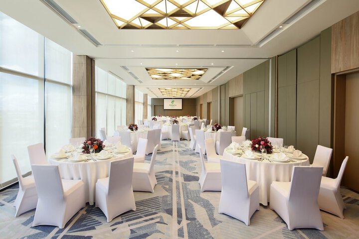 Ballroom/Hall 77 of 100