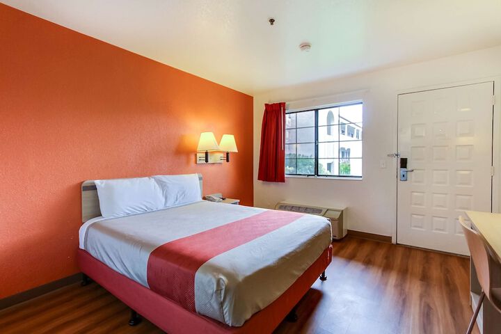 1 Queen Bed (1 of 12)