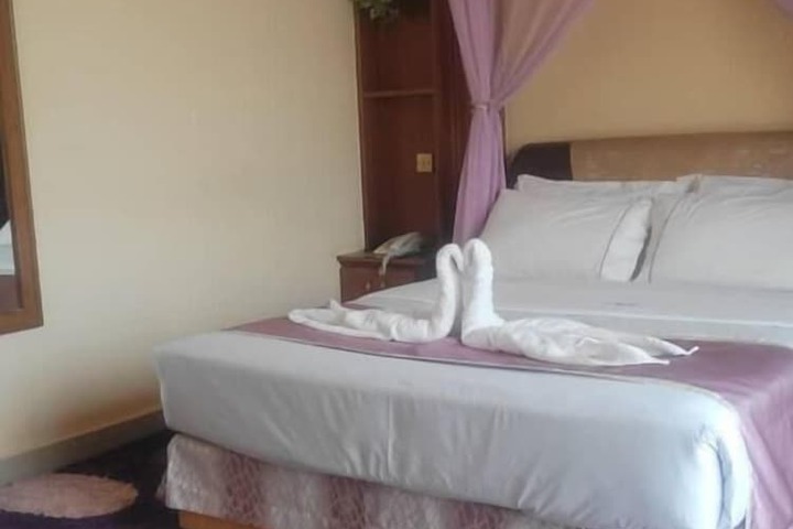 Room 8 of 28