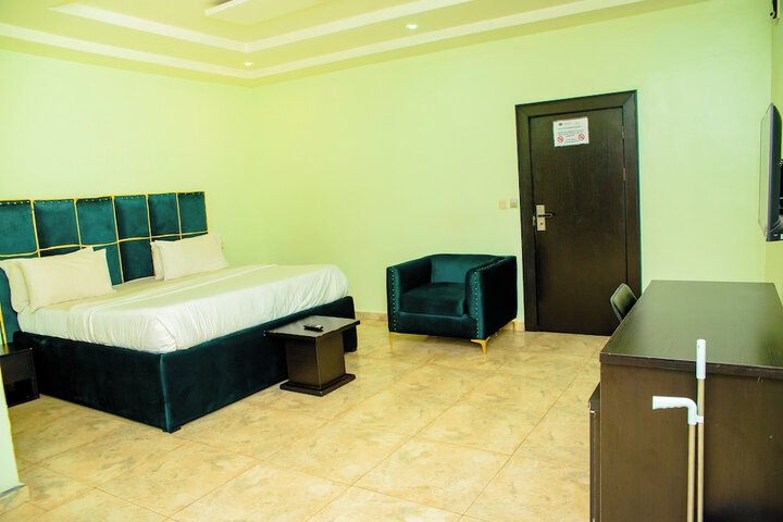 Room 3 of 32