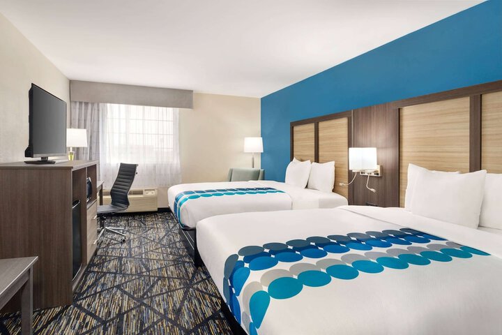 2 Queen Beds (16 of 19)