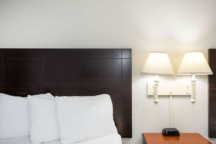 1 King Bed (17 of 19)