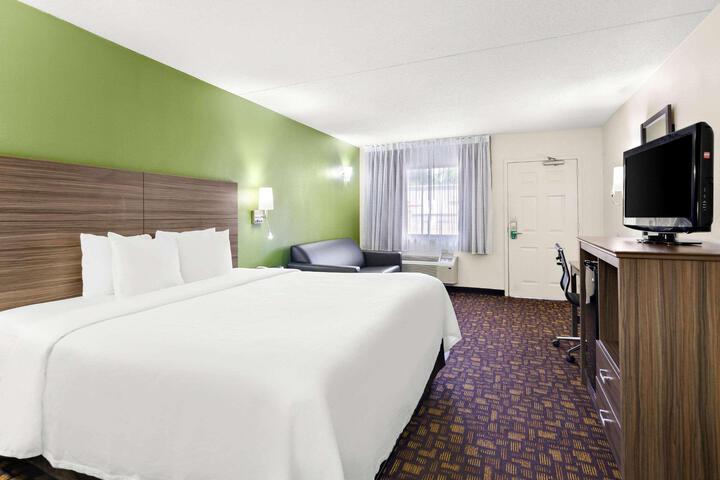 1 King Bed (2 of 11)