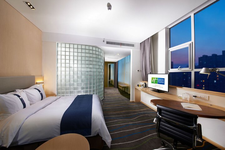 Room 2 of 51