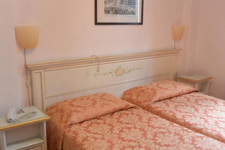 Room 3 of 8