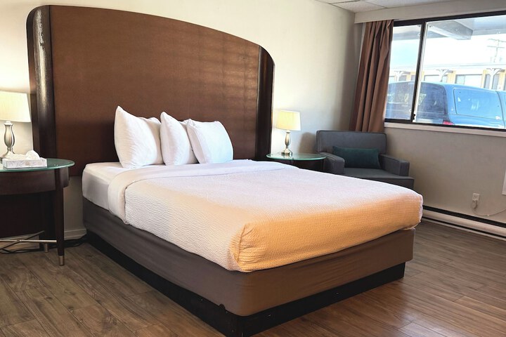 Room 11 of 28