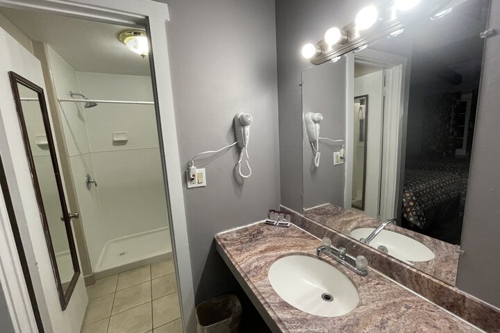 2 Double Beds (9 of 11)
