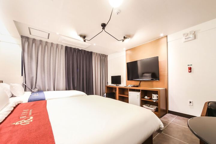 Room 33 of 60