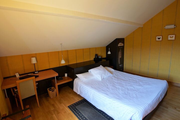 Room 33 of 103