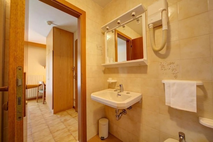 Room 18 of 48