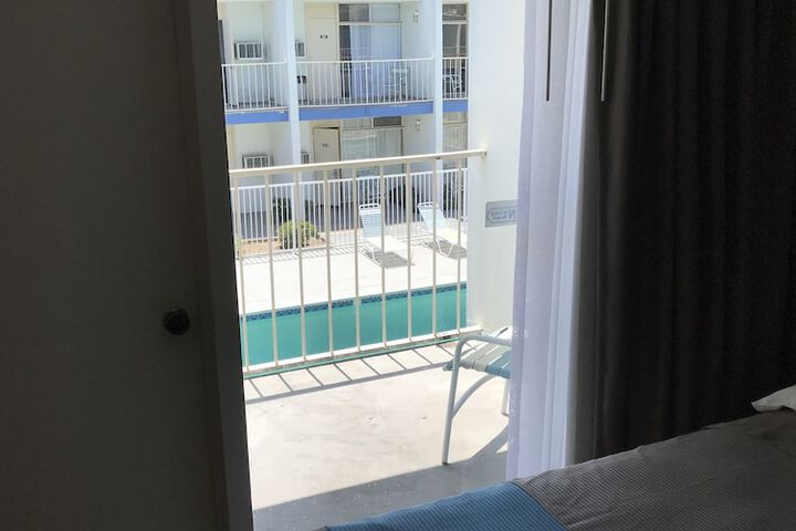 Room 7 of 27