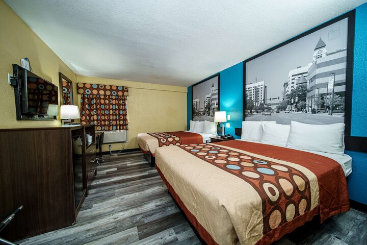 2 Queen Beds Mobility Hearing Accessible Room Roll in Shower (30 of 46)