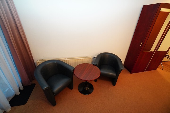 Room 4 of 65