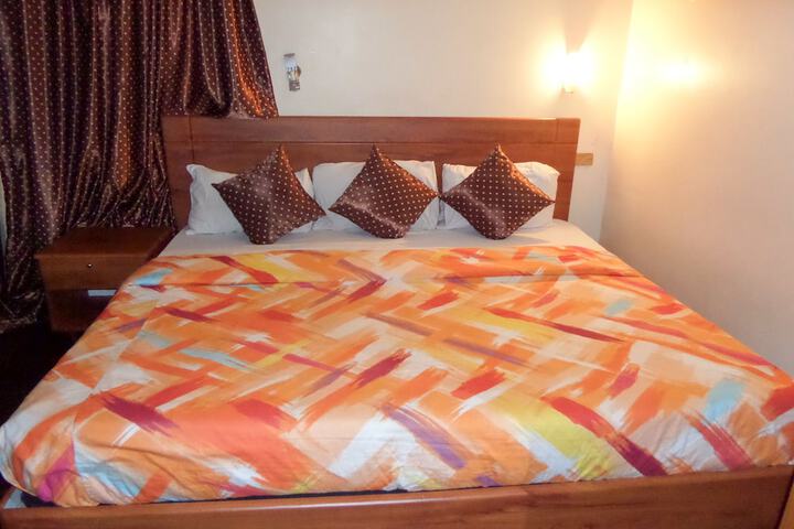 Room 9 of 33