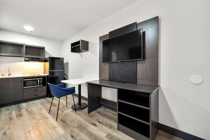 Room 6 of 12