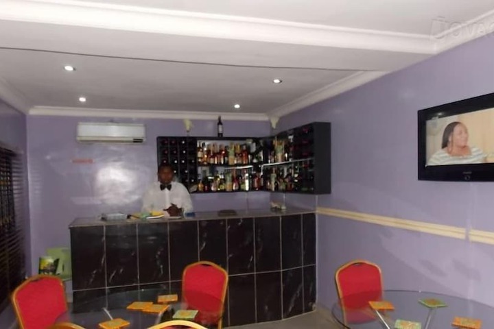 Lounge 9 of 12