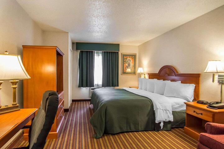 1 King Bed (3 of 9)