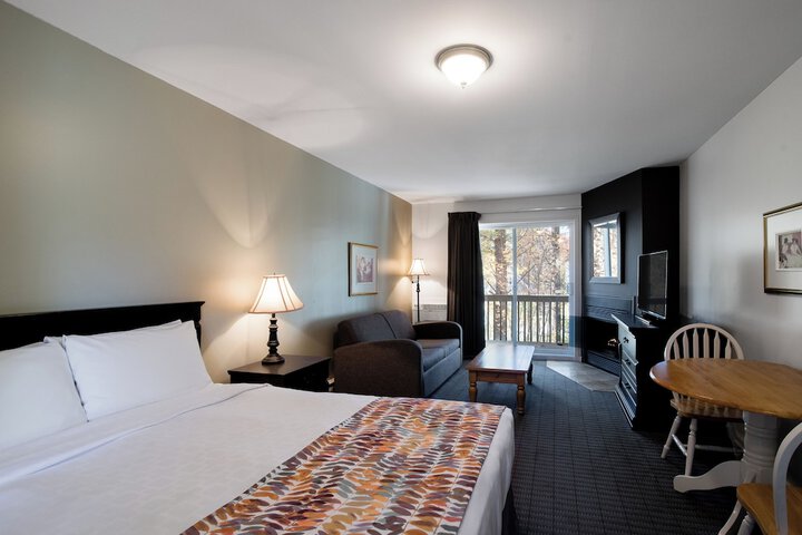 1 Queen Bed (6 of 16)