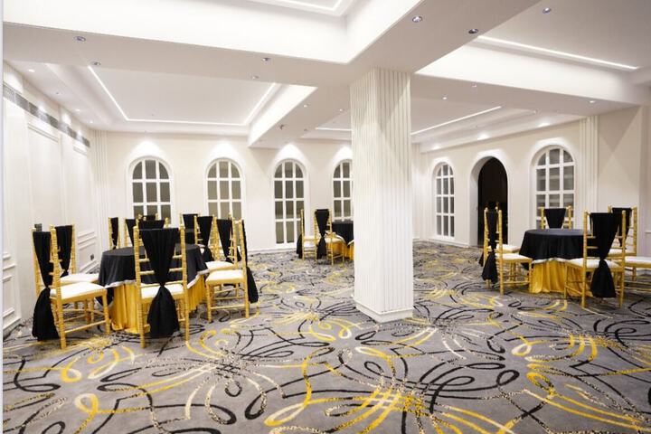 Ballroom/Hall 18 of 21