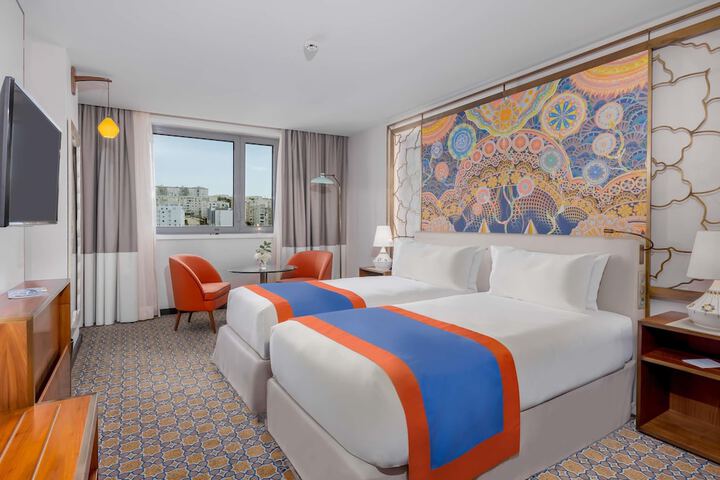 Room 10 of 106