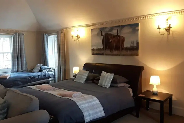 Room 6 of 9