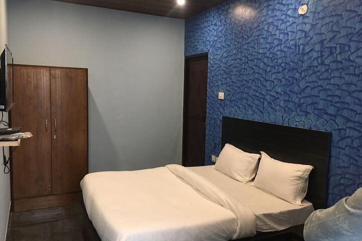 Room 8 of 18