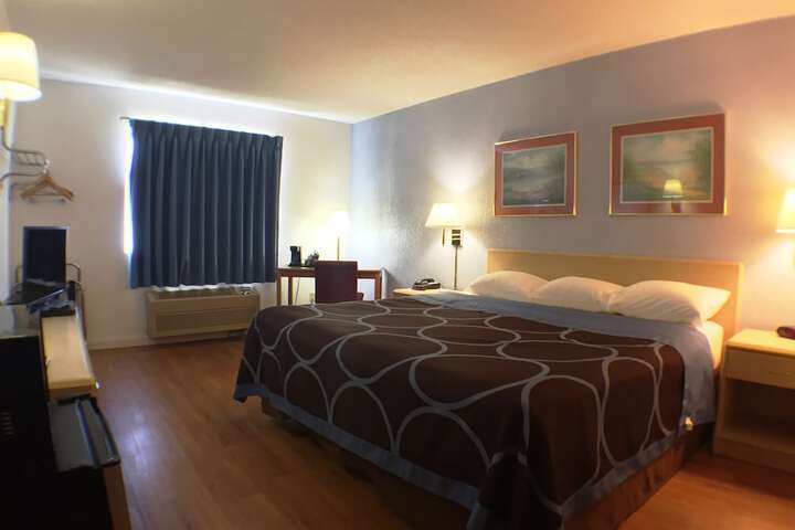 1 King Bed (8 of 17)