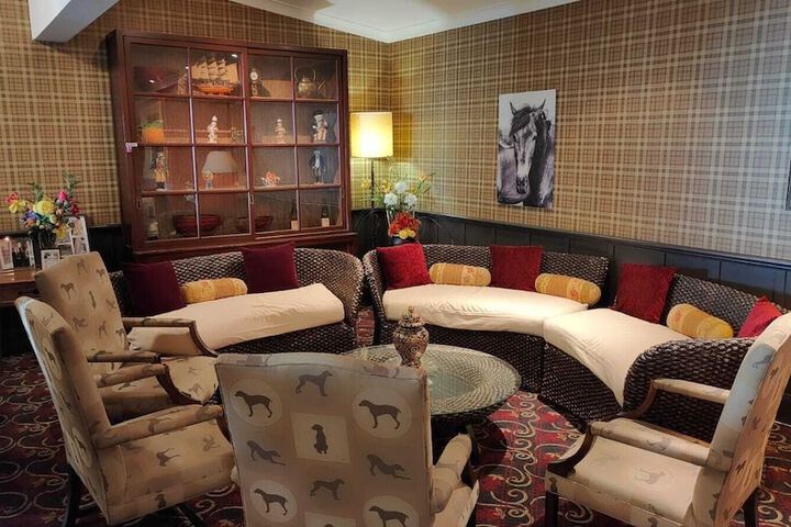 Lounge 84 of 104