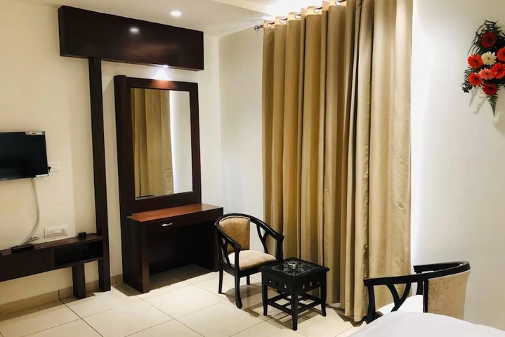 Room 3 of 10
