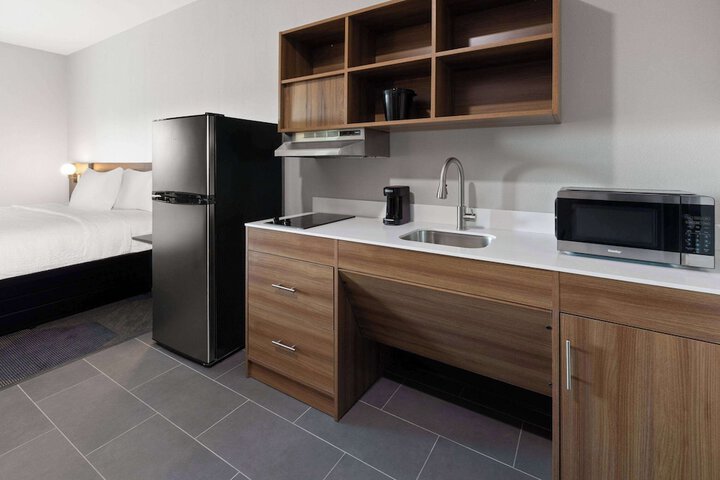 1 King Bed Mobility Accessible Bathtub with Grab Bars (10 of 11)