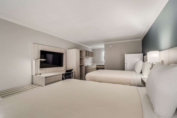 2 Queen Beds (1 of 8)
