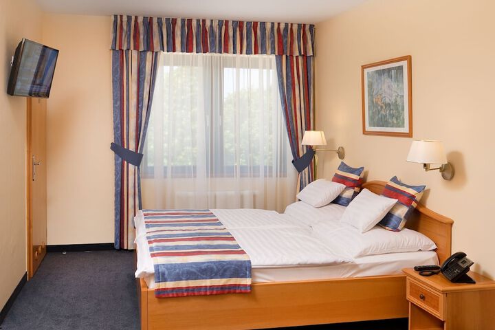 Room 12 of 63