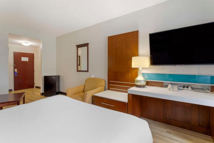 Quadruple Accessible Queen Size Bed (4 of 11)