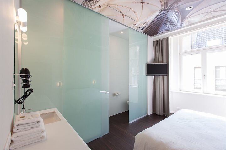 Room 8 of 62