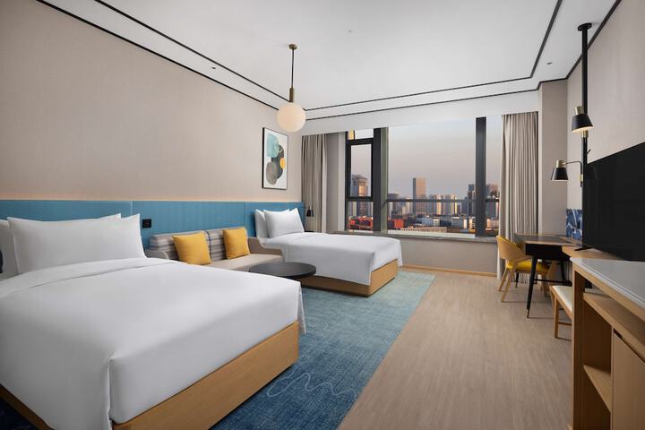 Room 9 of 33