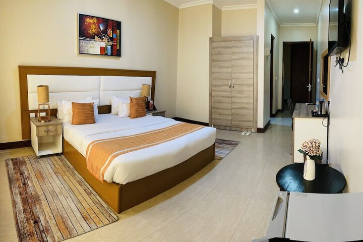 Room 5 of 10