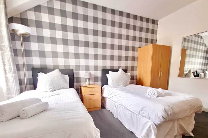 Room 6 of 13