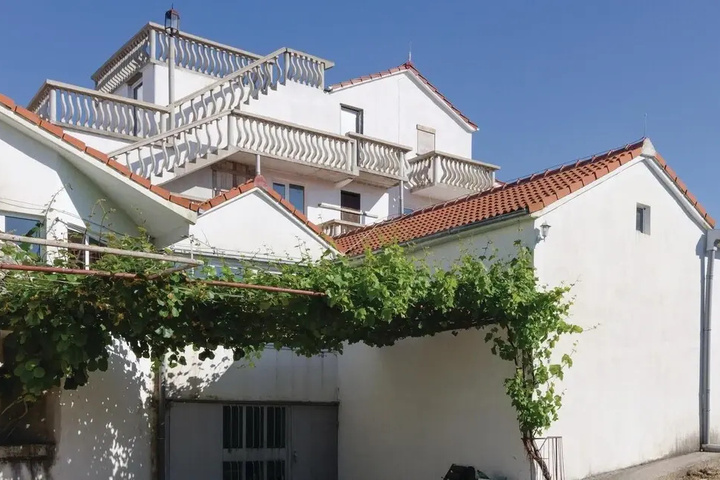 Nice Home in Sreser With Wifi and 3 Bedrooms