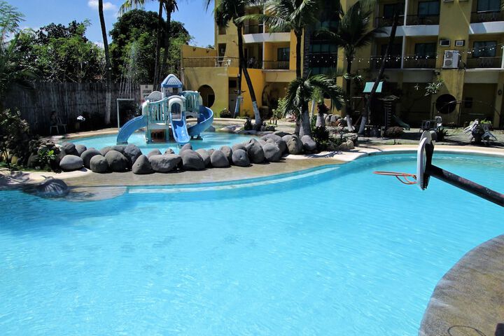 Pools & Facilities