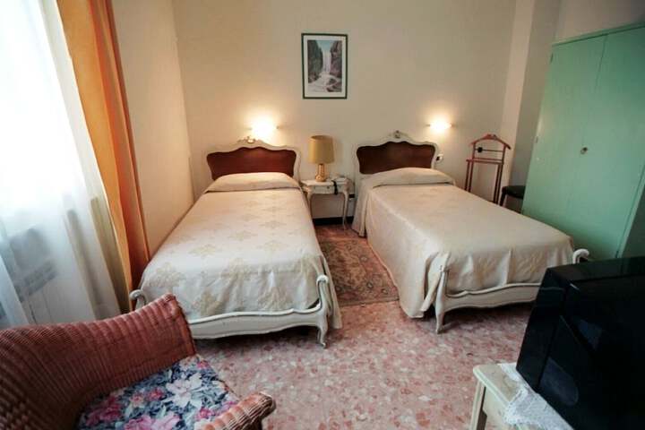 Room 8 of 37