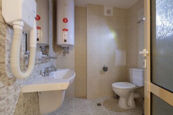 Room 12 of 16