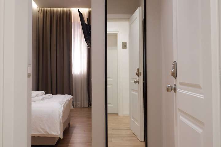 Room 9 of 16