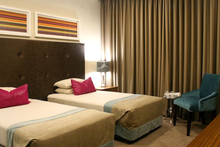 Room 6 of 77