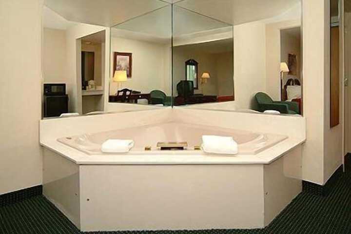 Deep soaking bathtub