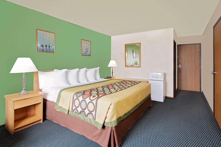 1 King Bed (3 of 4)