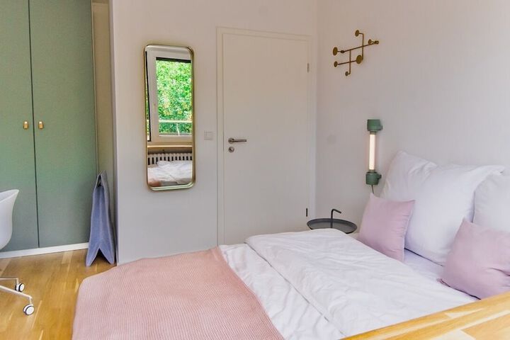 Room 4 of 33