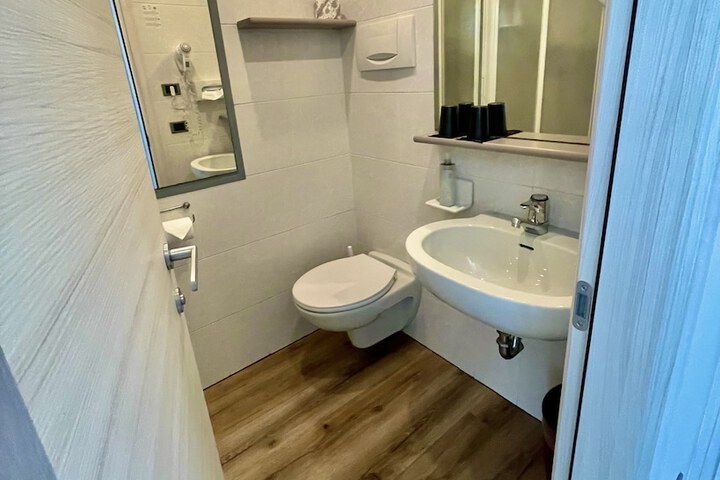 Room 44 of 119