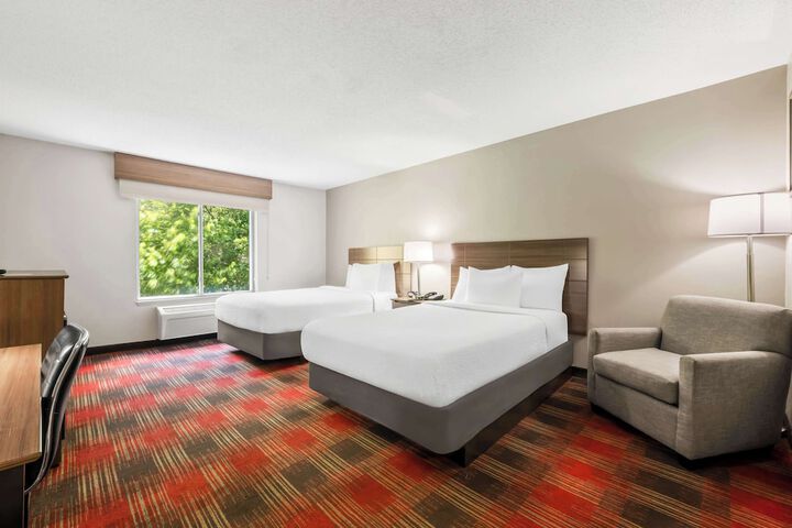 2 Double Accessible Bathtub Work Desk Microwave, Refrigerator Full Breakfast (3 of 8)