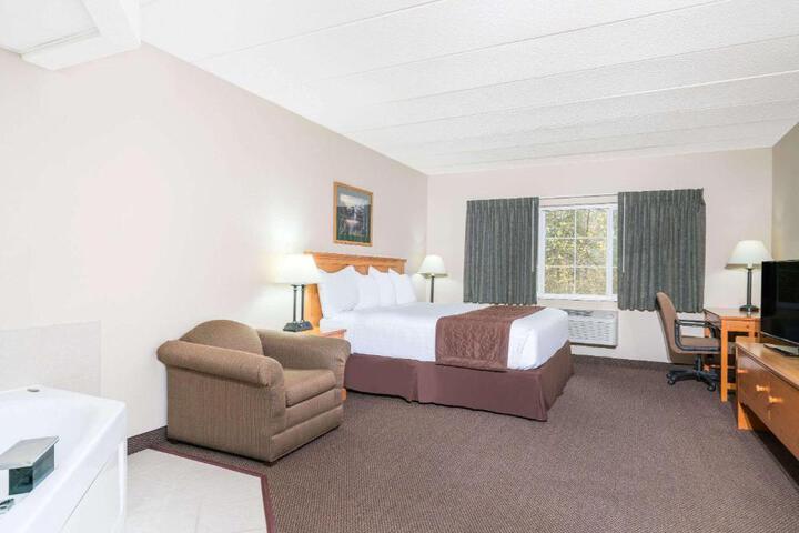 1 King Bed (7 of 10)