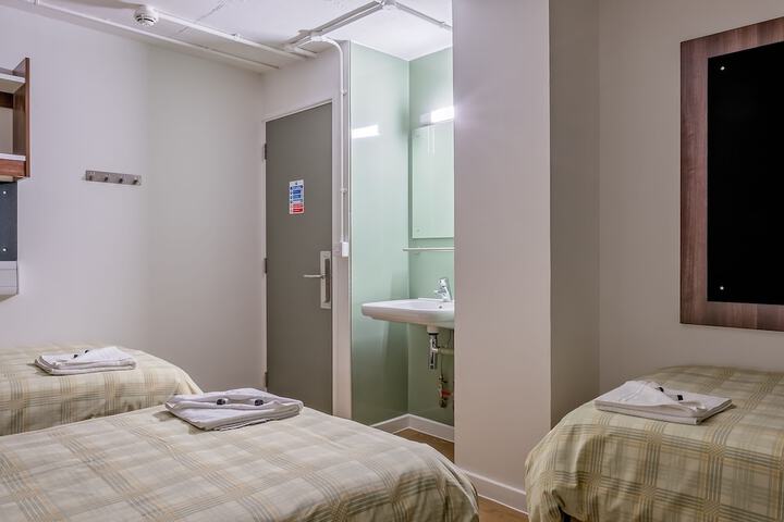 Room 28 of 83